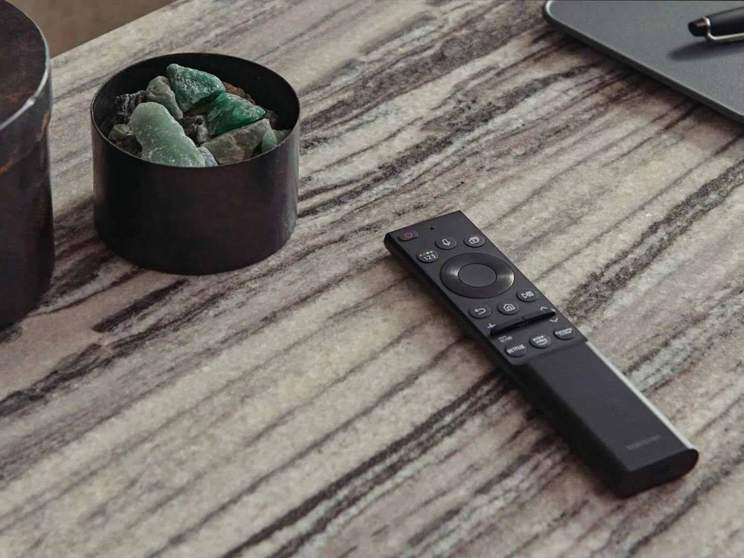 Samsung Eco Remote Samsung Eco Remote er en fjernbetjening, som oplades af radiobølger fra dit Wi-Fi